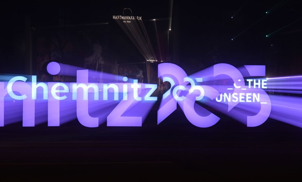 Das Motto der Europäischen Kulturhauptstadt Chemnitz „C the Unseen“ leuchtet an einer Straße in der Stadt.