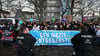 Gegner einer Demonstration der rechtsextremen „Freien Sachsen“ stehen am Rand einer Demonstration während der Eröffnung der Europäischen Kulturhauptstadt.