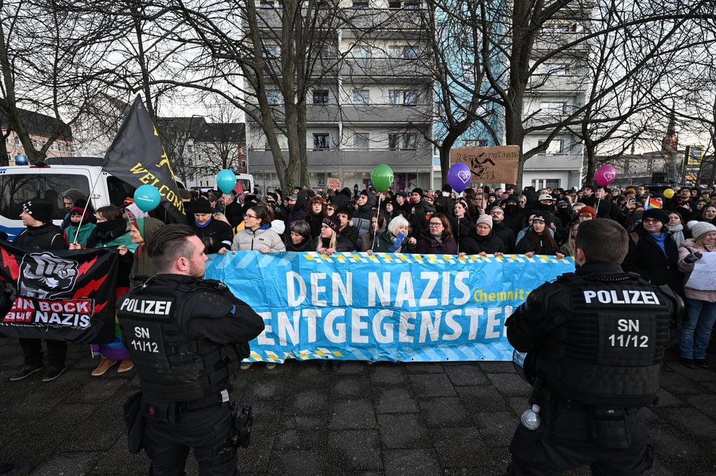 Gegner einer Demonstration der rechtsextremen „Freien Sachsen“ stehen am Rand einer Demonstration während der Eröffnung der Europäischen Kulturhauptstadt.