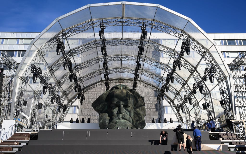 Die Bühne für die große Eröffnungsshow am Chemnitzer Karl-Marx-Monument.