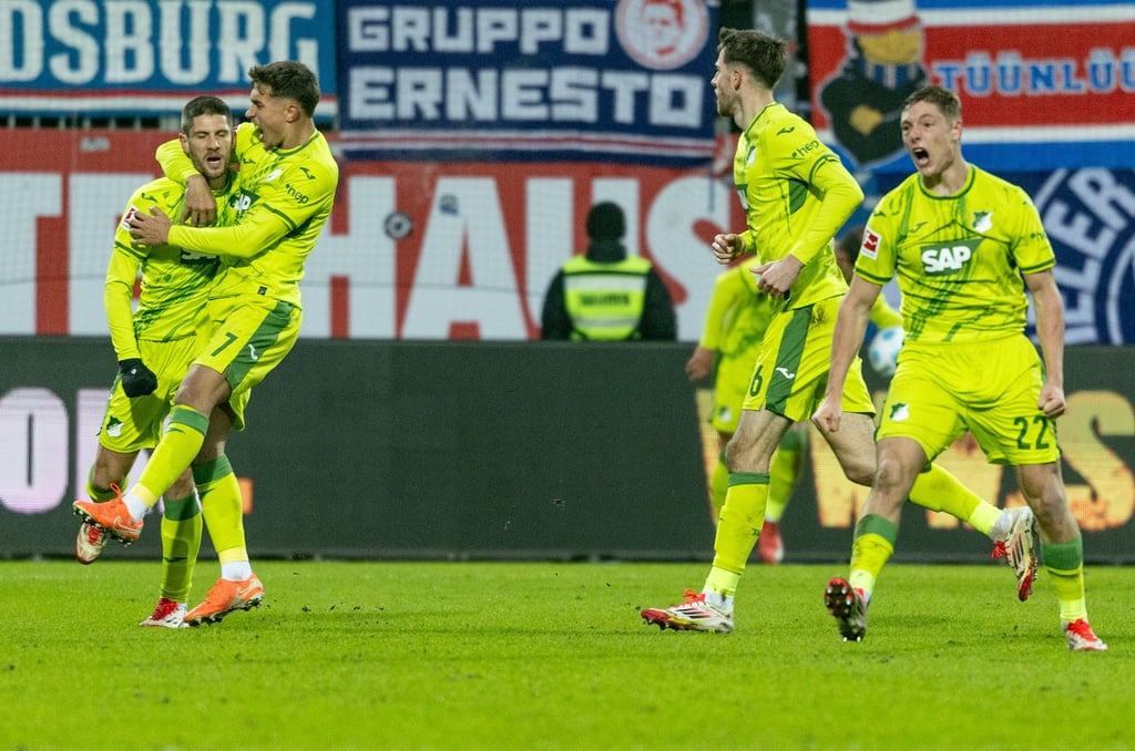 Hoffenheims Andrej Kramaric (links) wird nach seinem Tor zum 2:0 gefeiert.
