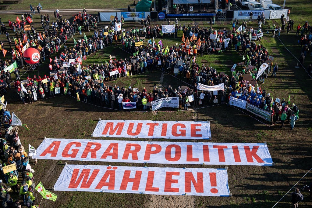 Diesmal durften die Bauern nicht mit Traktoren demonstrieren - dafür gab es große Banner.