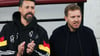 Sandro Wagner (l) will mindestens bis zur WM 2026 an der Seite von Julian Nagelsmann bleiben.