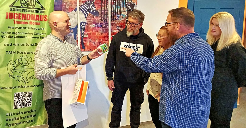 Eine Frühstückstasse für den neuen Morushaus-Chef Felix Lück (li.). Ronny Harzendorf und Sebastian Kroll vom Förderverein begrüßten gemeinsam mit Doreen Giese und Charlyn Kristin Schulz den neuen Leiter des Jugenhauses.