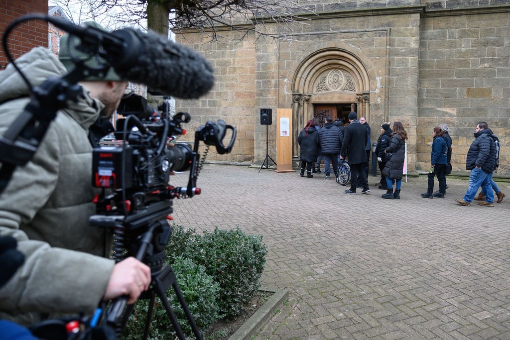 Unter großer Anteilnahme ist bei einer Trauerfeier in Wolfenbüttel an den in Magdeburg getöteten neunjährigen Jungen erinnert worden.