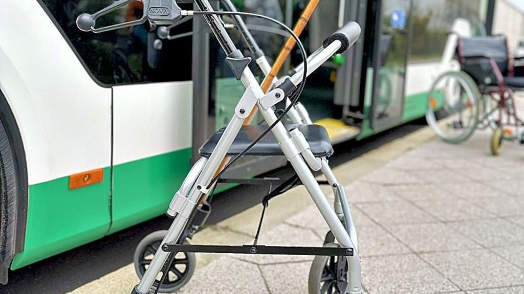 An der Tür eines Niederflurbusses der Magdeburger Verkehrsbetriebe steht ein Rollator.