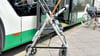 An der Tür eines Niederflurbusses der Magdeburger Verkehrsbetriebe steht ein Rollator. 