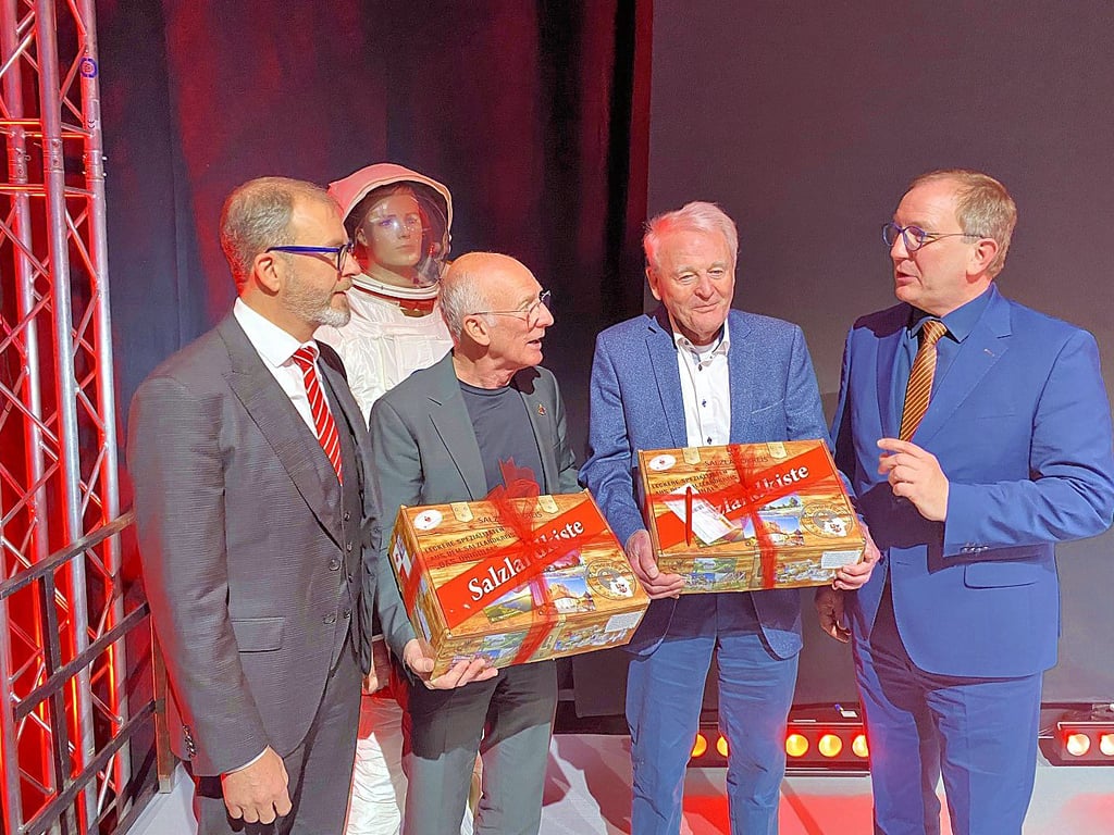 Eine Salzlandkiste für die Ehrengäste überreicht von Markus Bauer (rechts) und Hans-Michael Strube (links) an Gerhard Thiele und Otto Deppe.