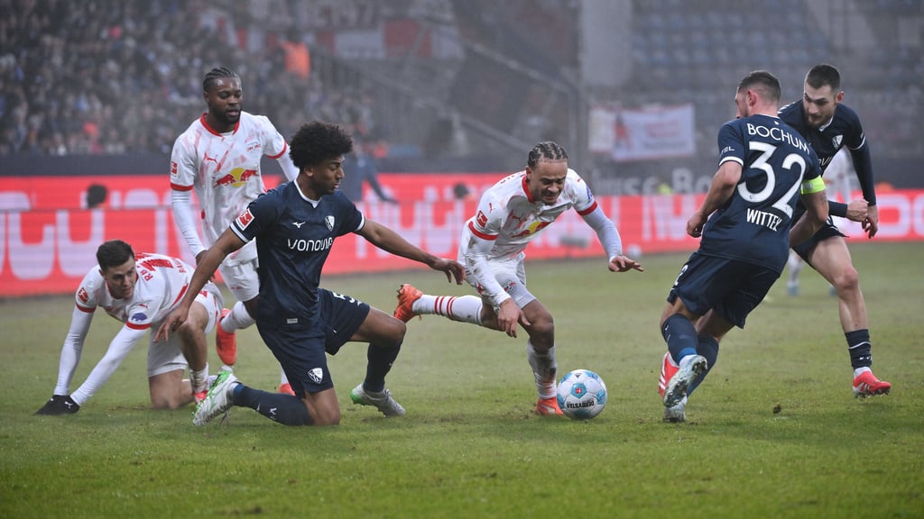 Wie gemalt! Die RB-Profis Baumgartner, Baku und Simons (v.l.) suchen einen Weg durch Bochums Abwehr