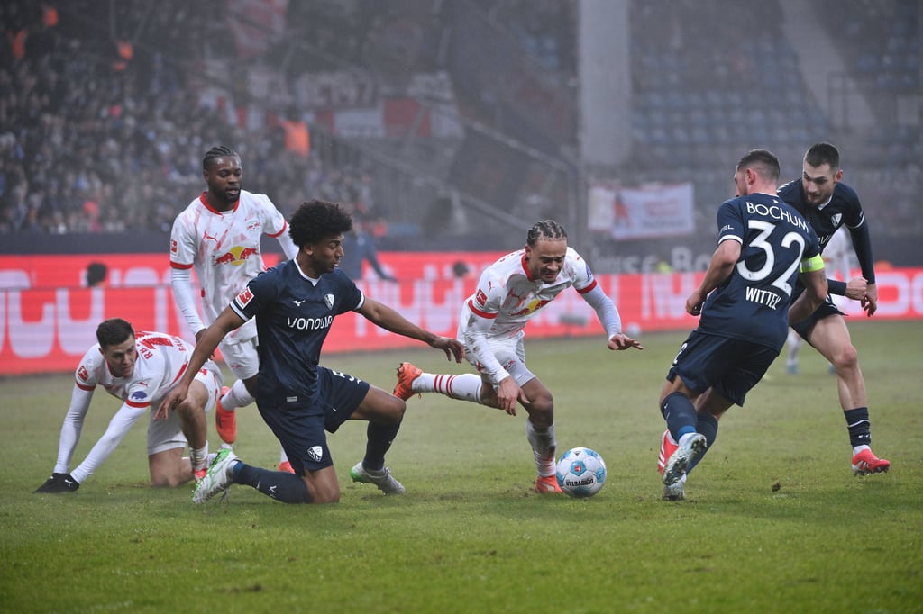 Wie gemalt! Die RB-Profis Baumgartner, Baku und Simons (v.l.) suchen einen Weg durch Bochums Abwehr