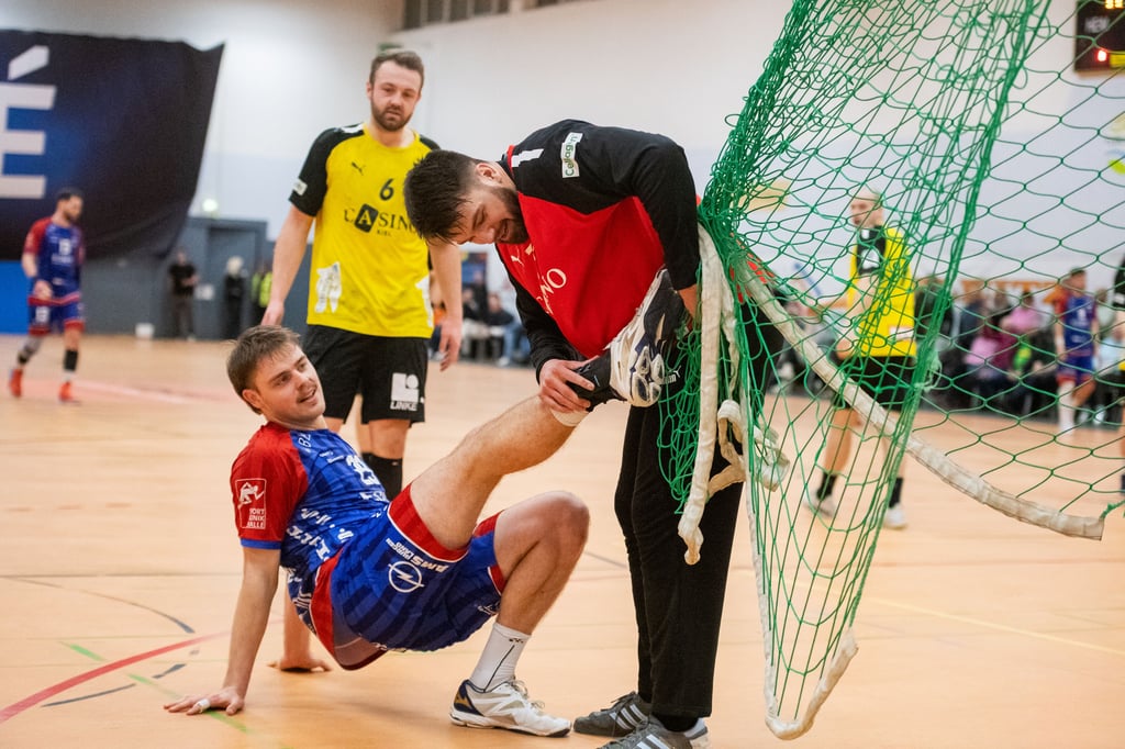 Symbolisch für die Partie das HCB am Samstagabend im Naumburger Euroville: Nicolas Neumann bleibt im Hintertornetz hängen. Der Altenholzer Keeper Tom Landgraf hilft ihm aus der Patsche.
