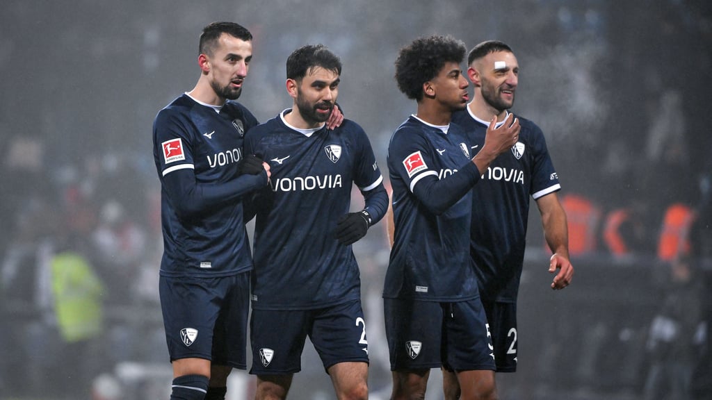 Gerrit Holtmann (2.v.l.) feiert mit seinen Teamkollegen den gefühlten Sieg gegen RB Leipzig.