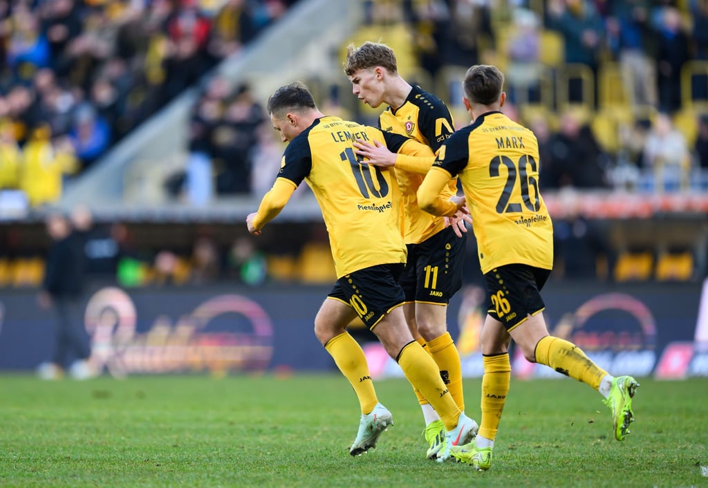 Jakob Lemmer (l) jubelt nach seinem Tor zum 1:2 mit Dominik Kother (M) und Jan-Hendrik Marx.