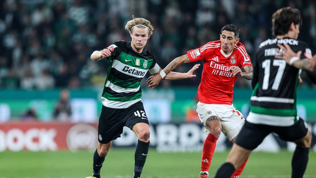 Morten Hjulmand (l.) von Sporting im Duell mit Angel Di Maria (Benfica Lissabon).