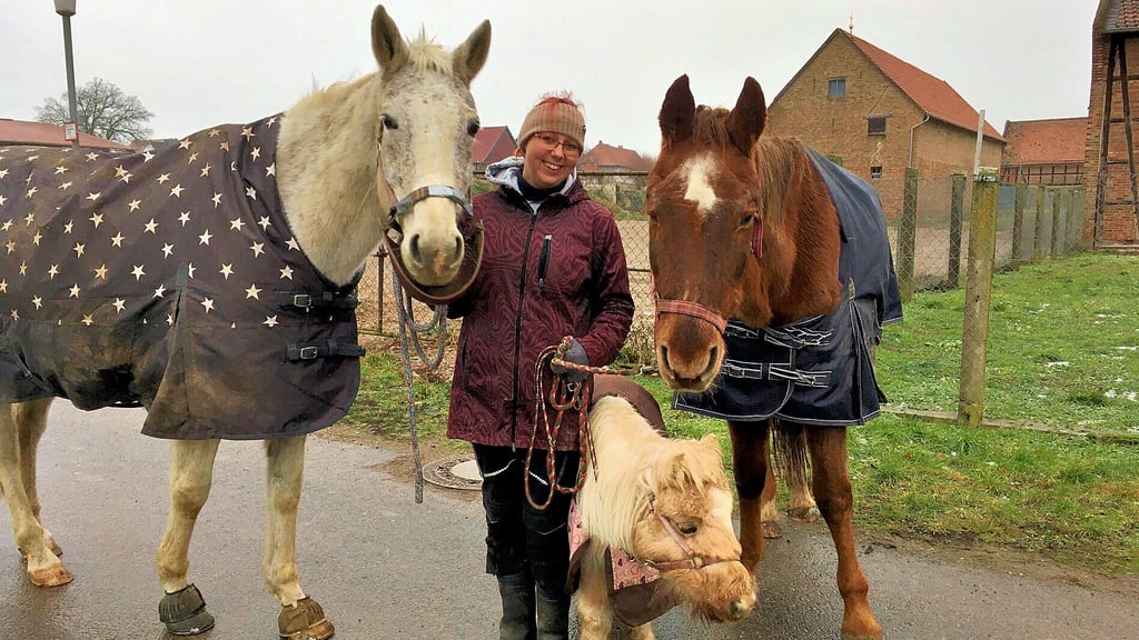 Die Veltheimer Pferdeflüsterin Thekla Dornbusch mit Jette (22), Shadow (12) und Omma Lesly (31).
