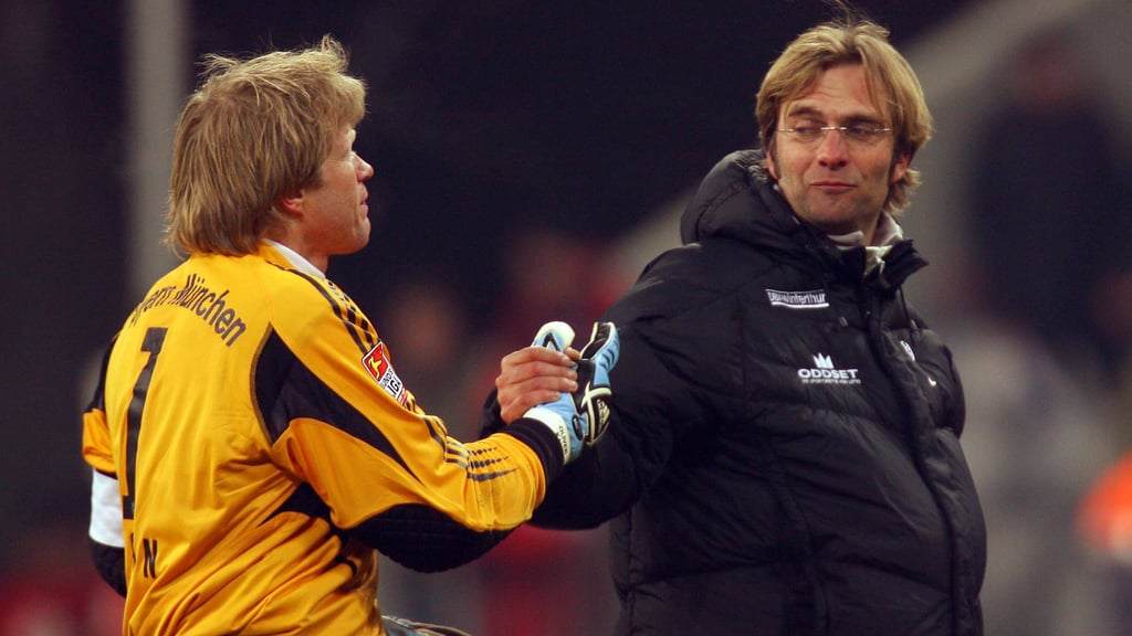 Oliver Kahn (l.) und Jürgen Klopp geben sich nach einem Spiel der Bayern gegen Mainz die Hand