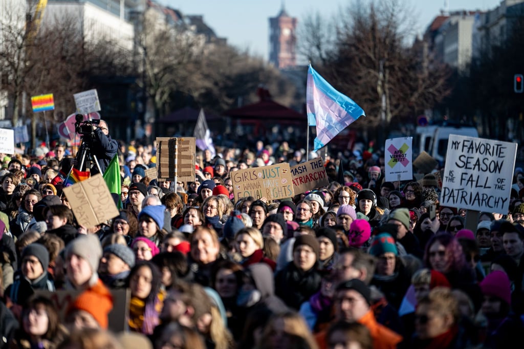 Tausende von Menschen zogen beim „Flinta* March 2025“ durch Berlins Innenstadt und demonstrierten gegen Diskriminierung und für gleiche Rechte.