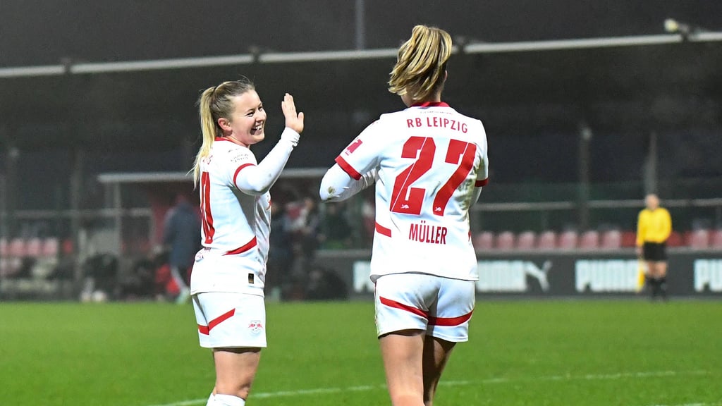 RB-Torschützin Fudalla bedankt sich bei Vorlagengeberin Marlene Müller.