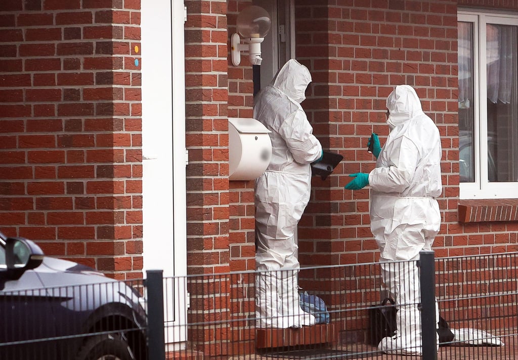 Ein Großaufgebot rückte in den Emder Stadtteil Larrelt aus. Dort soll eine Frau getötet worden sein.