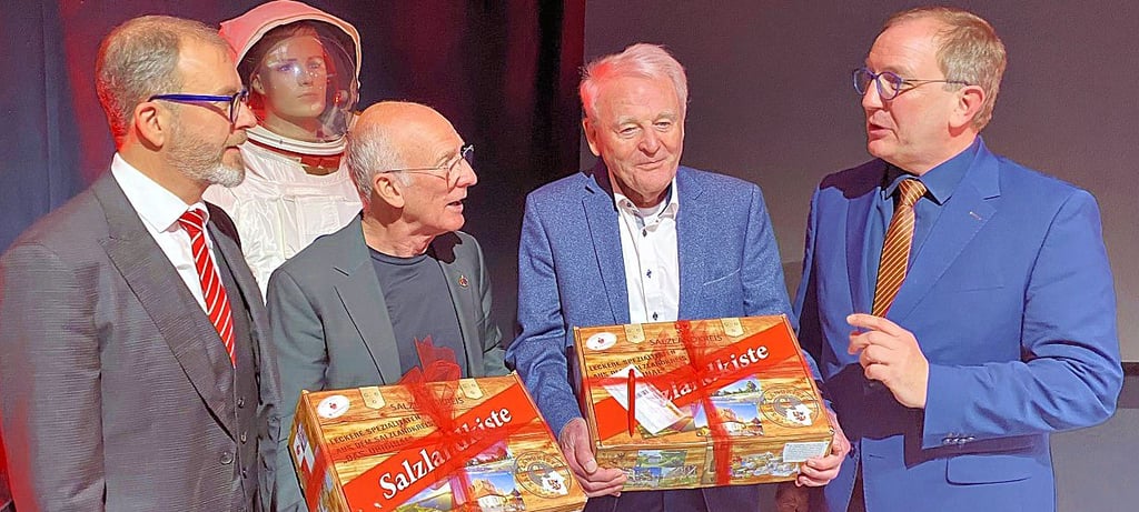 Eine Salzlandkiste für die Ehrengäste überreicht von Markus Bauer (rechts) und Hans-Michael Strube (links) an Gerhard Thiele und Otto Deppe.
