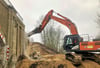 Die Weichen für den Neubau sind gestellt: Die Abbrucharbeiten am Eisenbahntunnel in Zangenberg haben begonnen. 