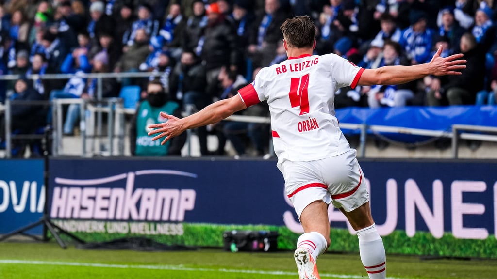 Kennt sich mit Torjubel aus: RB-Kapitän Willi Orban in Bochum.