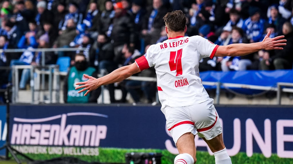 Kennt sich mit Torjubel aus: RB-Kapitän Willi Orban in Bochum.