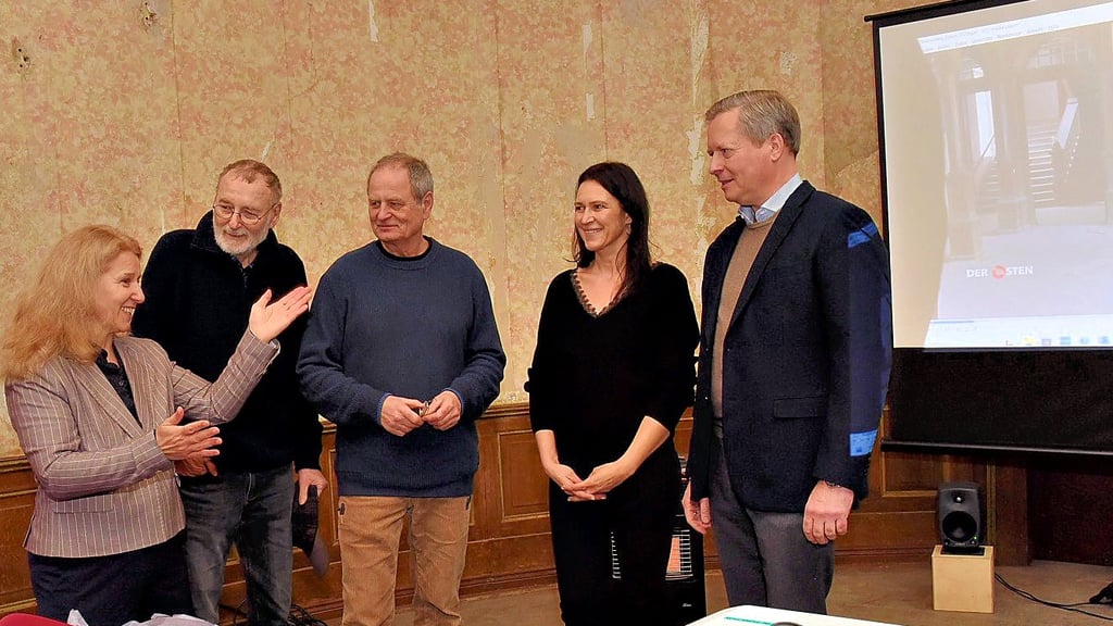 Im Schloss Helmsdorf erlebte die MDR-Dokumentation am Freitagabend ihre Premiere. Hier sind Autorin Katja Herr, Kulturhistoriker Harald Kleinschmidt, Restaurator Bernd Dombrowski, Vereinsvorsitzende Anika Rockmann und Eigentümer Albrecht Münch im Gespräch.