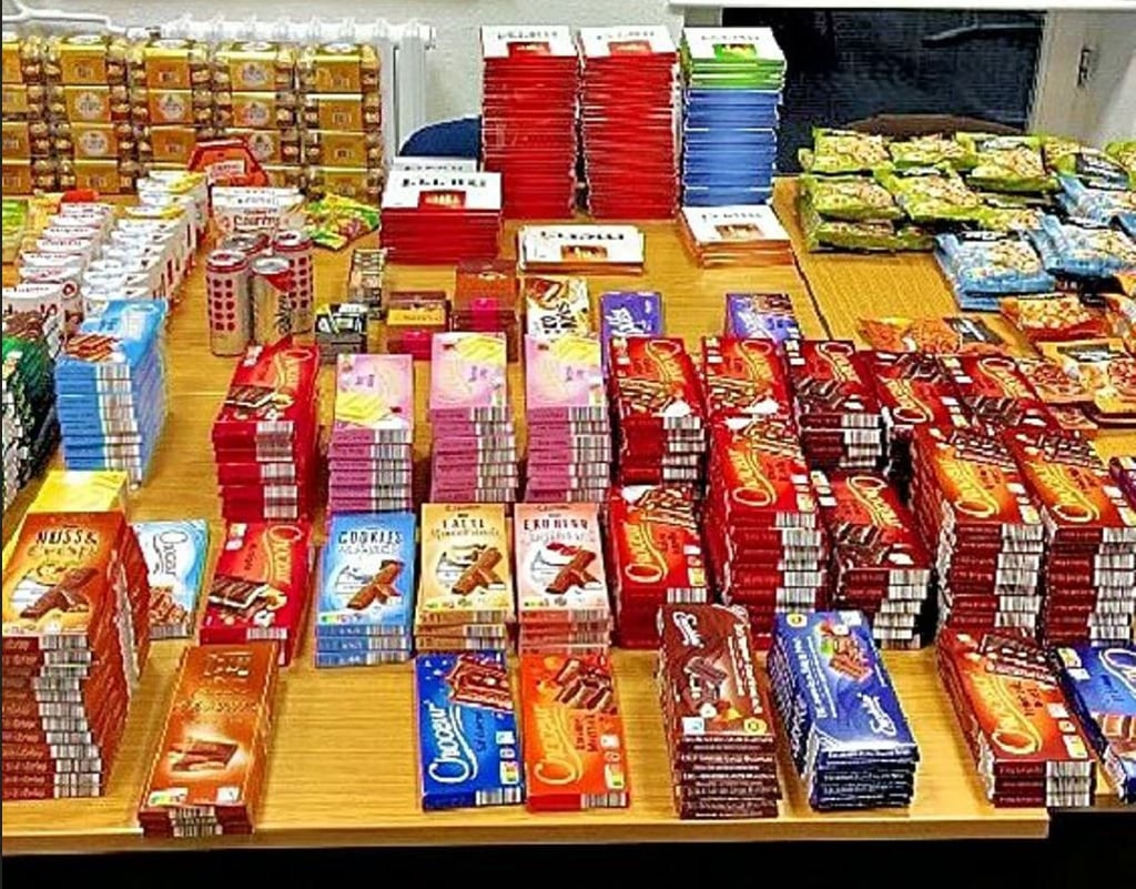 Rund 200 Kilogramm: Taschen und Tüten voll mit Schokolade waren ein ungewöhnlicher Fund für die Beamten.
