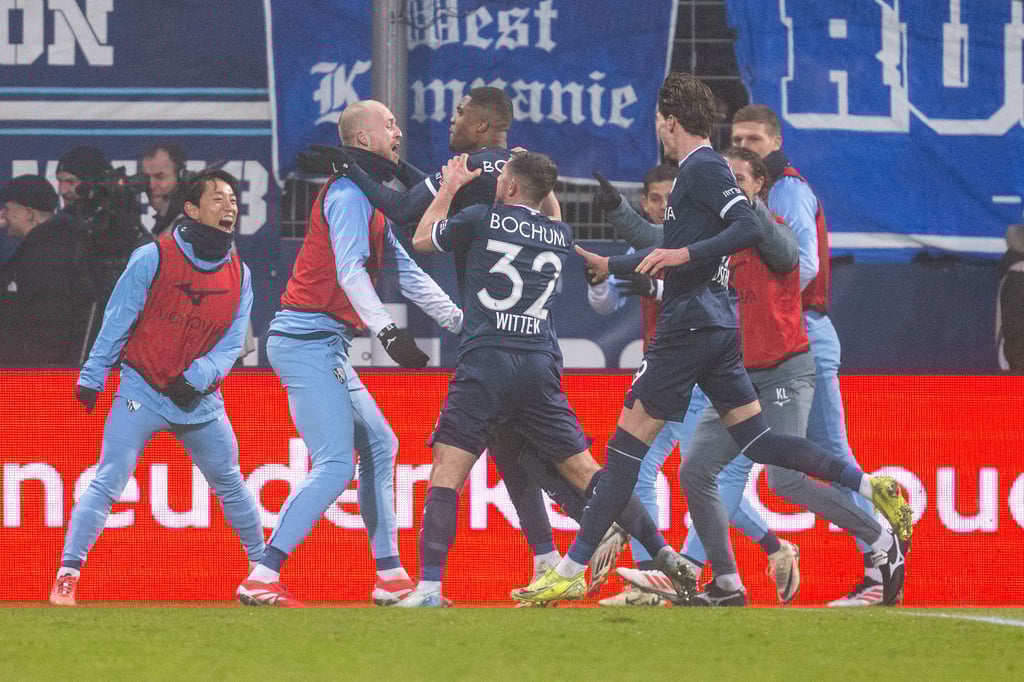 Myron Boadu wird von seinen Mitspielern gefeiert.