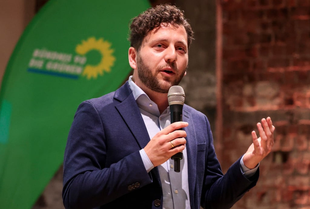 Der Grünen Bundeschef Felix Banaszak stimmte die Partei in Bremerhaven auf die Wahl ein.