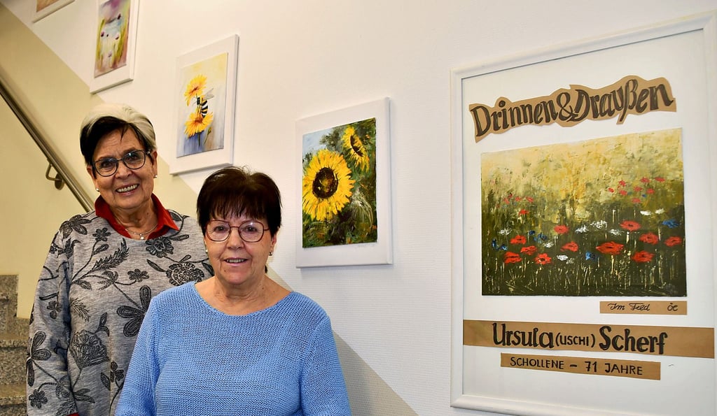 Für die aktuelle Ausstellung in der Treppengalerie im Arzthaus von Schollene konnte Christine Kowalkowski (links) Uschi Scherf gewinnen. Sie zeigt unter dem Titel „Drinnen und Draußen“ zum Beispiel Blumenmotive.