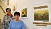 Für die aktuelle Ausstellung in der  Treppengalerie im Arzthaus von  Schollene konnte Christine Kowalkowski (links) Uschi  Scherf gewinnen. Sie zeigt unter dem Titel „Drinnen und Draußen“ zum Beispiel Blumenmotive. 