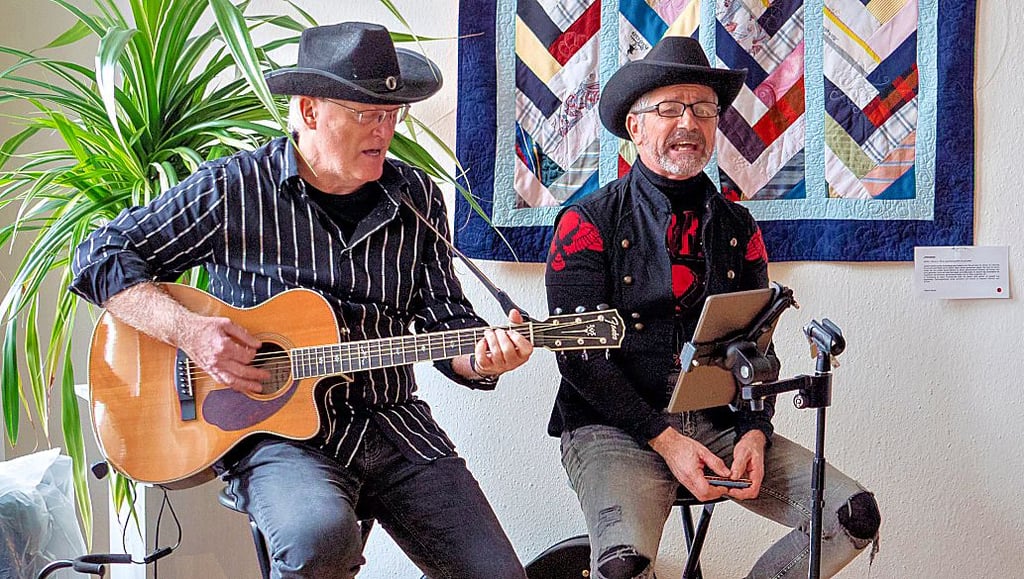 Das Duo „Burkhard & Fred“ übernahm die musikalische Umrahmung der Vernissage in der Kulturwerkstatt Gommern.