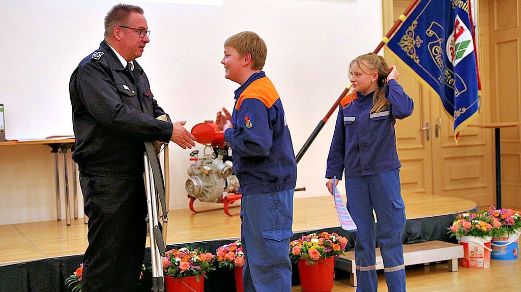 Lars-Uwe Brede, Leiter der Feuerwehr aus Stendals Partnerstadt Lemgo, nahm einen Stuhl für seine Jugendbetreuerin mit, den sie beim Zeltlager mit der Jugendfeuerwehr Stendal vergessen hat. Den Stuhl übergaben Erik Zimmermann und Emily Mißfeldt.