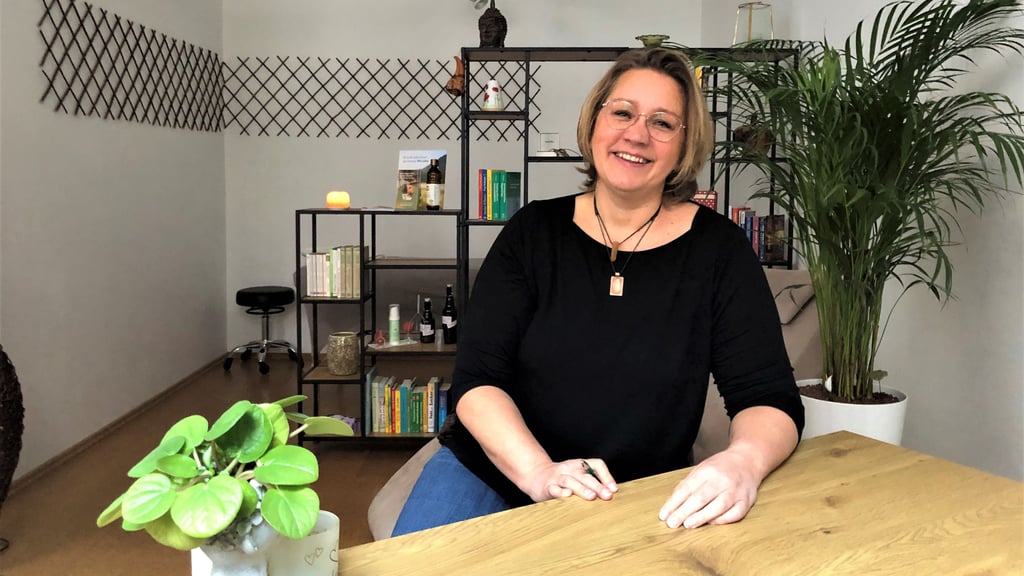 Nancy Mickoleit in ihrer Praxis in Quedlinburg, in der sie als Gesundheits- und Seelencoach arbeitet.