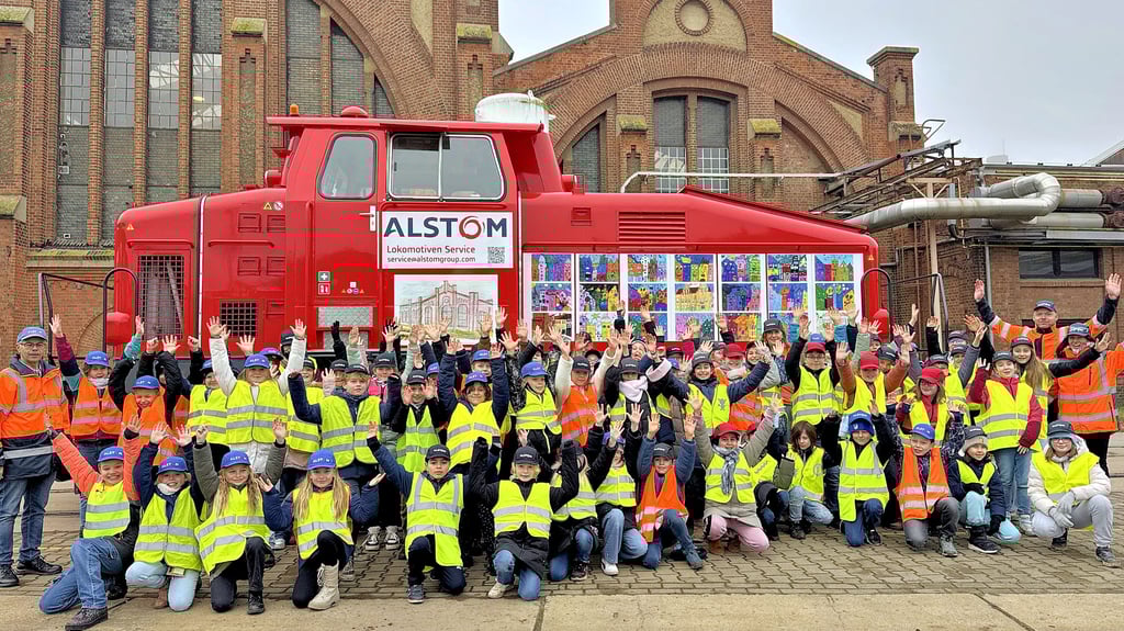 Knapp 60 Schüler der vierten Klassen der Ganztagsgrundschule Goethestraße in Stendal durften die von ihnen gestalteten Bilder auf der Werklok bei Alstom besichtigen und sogar damit fahren.