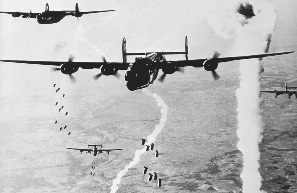Ein Bombenabwurf der alliierten Truppen über Deutschland während des Zweiten Weltkriegs.
