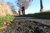 Blick auf eine Schadstelle am Klusdamm-Radweg in Magdeburg. 