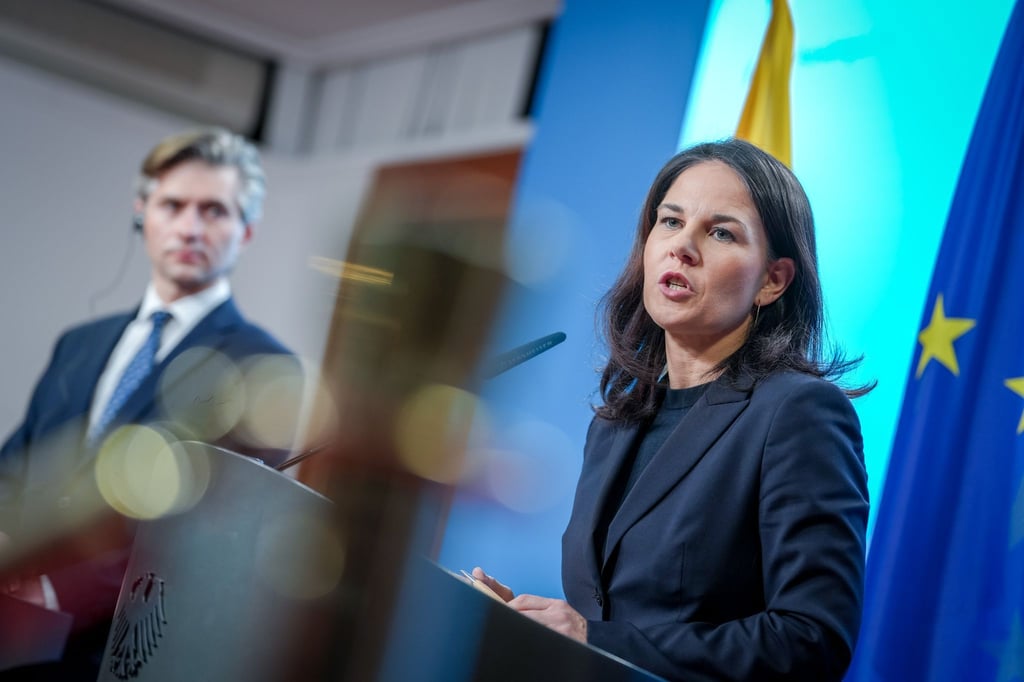 Kanzler Scholz verschärft im Streit um zusätzliche Ukraine-Hilfen den Ton. Die Außenministerin findet dazu klare Worte.