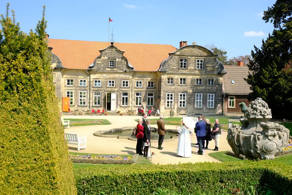 Das Kleine Schloss Blankenburg ist vor 300 Jahren errichtet worden. Heute ist es Heimstatt des Tourismusbetriebs der Harzstadt mit seiner Touristinfo, des Teams der Harzer Wandernadel und Ausgangspunkt für Führungen durch die Barocken Parks und Gärten.