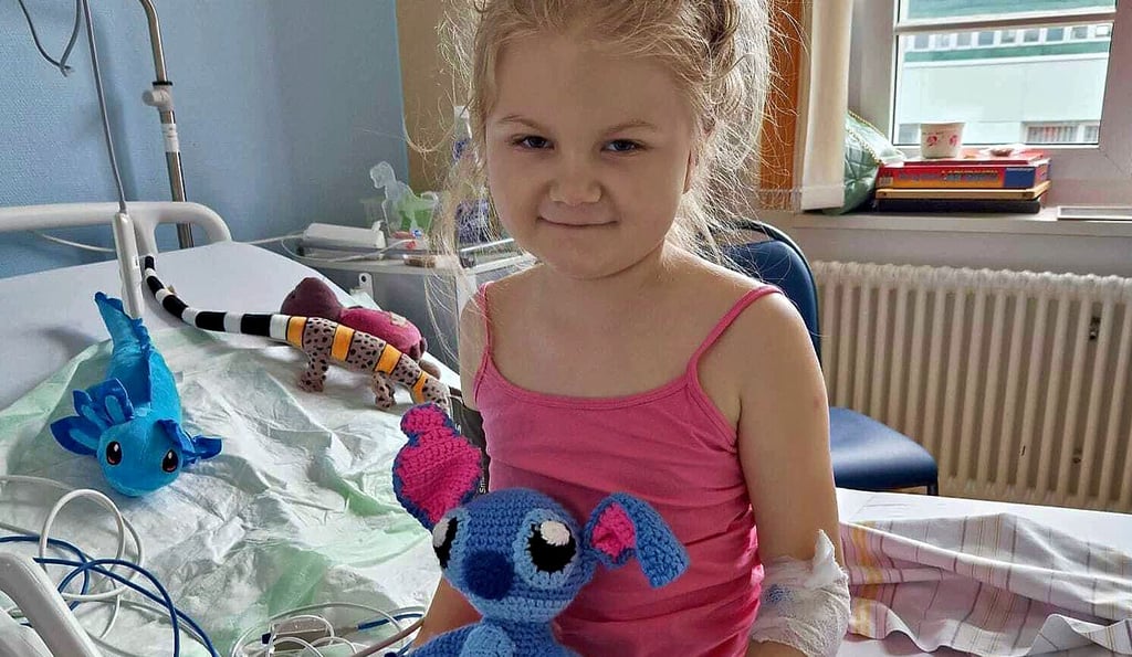 Lea aus Jerchel, hier am Anfang ihrer Behandlung, ist ein Disney-Fan. Vor allem der blaue Koala Stitch aus dem gleichnamigen Film hat es ihr angetan.