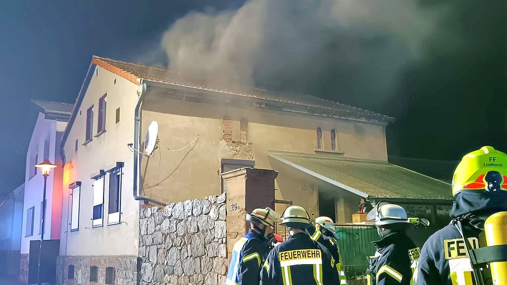 Unter Atemschutz gingen die Feuerwehrleute im März vergangenen Jahres in ein brennendes Haus in Colbitz.