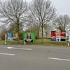 Die Großplakatwände stehen bereits seit Tagen, so wie hier am Junkerspark.