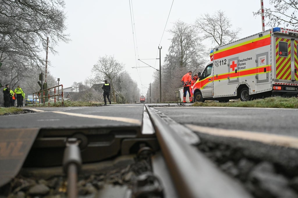 Einsatzkräfte am Unfallort, einem Bahnübergang in Leer.