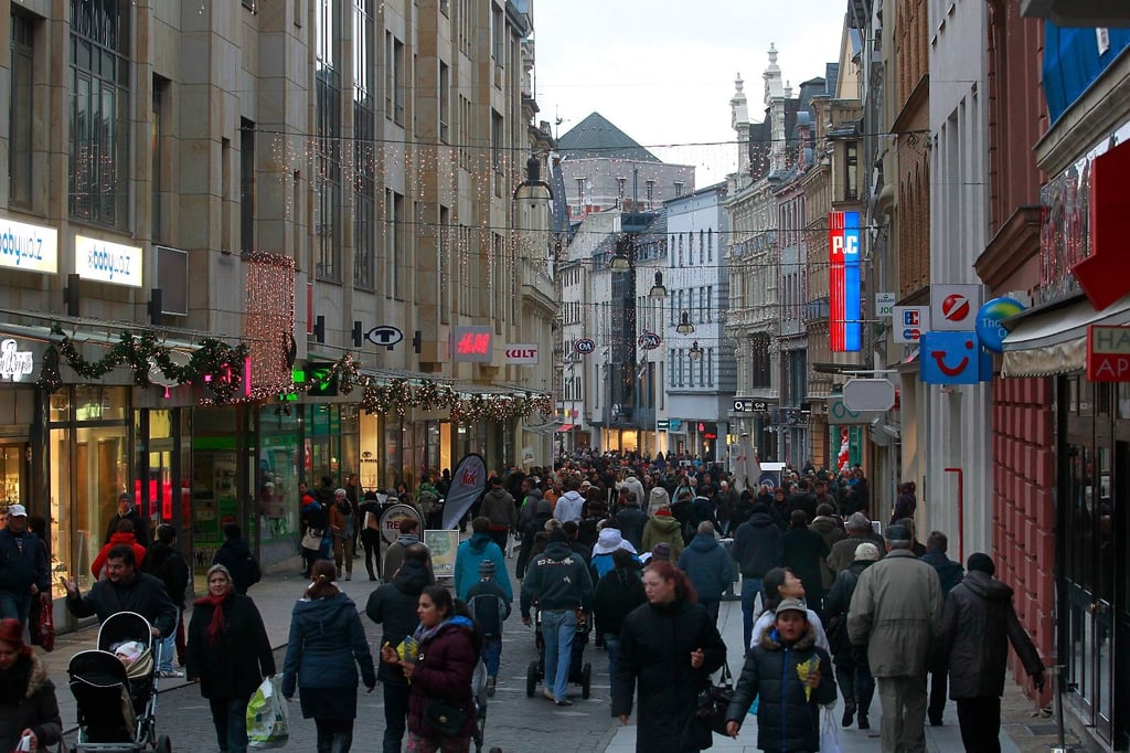 Wie hier zum Weihnachtsshopping: Viele Hallenser bewegen sich in der Stadt zu Fuß.