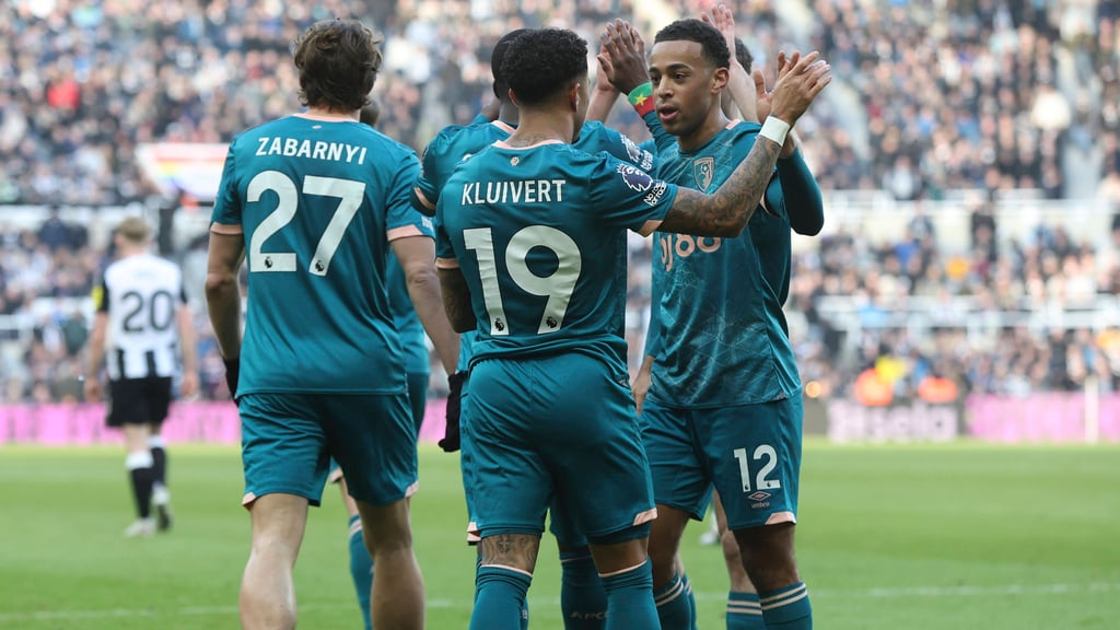 Ex-RB-Profis unter sich: Tyler Adams gratuliert Justin Kluivert.