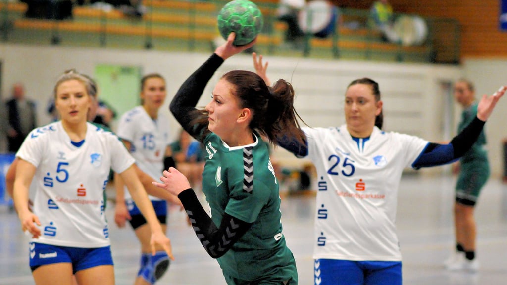 Anna-Lena Großheim (am Ball) traf vier Mal. Weil sie und ihre Mitspielerinnen die Treffsicherheit zu oft vermissen ließen, setzte es eine Niederlage.