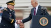 Joe Biden (r) mit General Mark Milley.