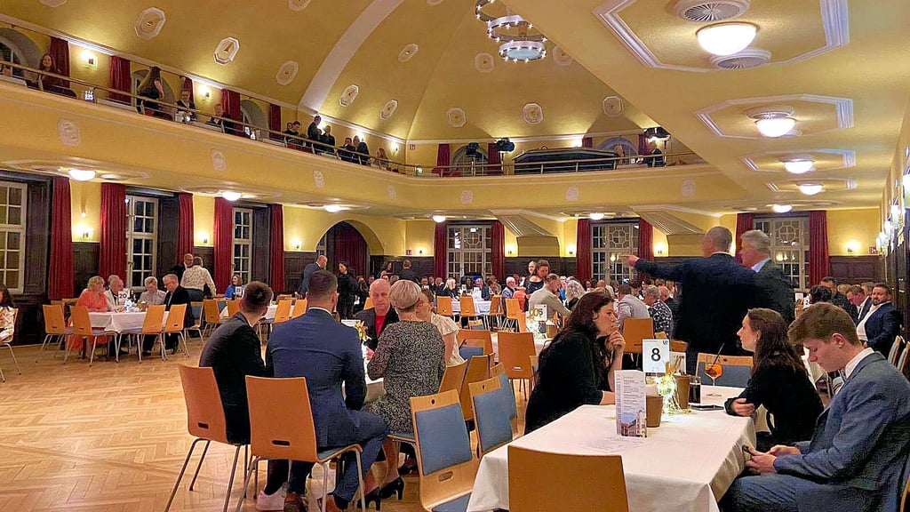 Das Ascherslebener Bestehornhaus bildet eine schöne Kulisse für den Winterball. Die ersten Gäste sind schon in Gespräche vertieft. Später wird getanzt.